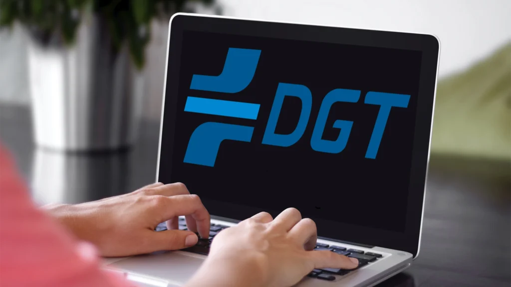 Persona usando un portátil en la web de la DGT